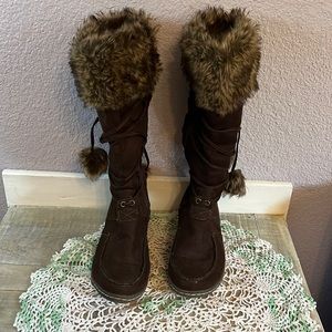 Coolest American Eagle Moccasins Style Faux Leather/ trim boots Sz 7.5